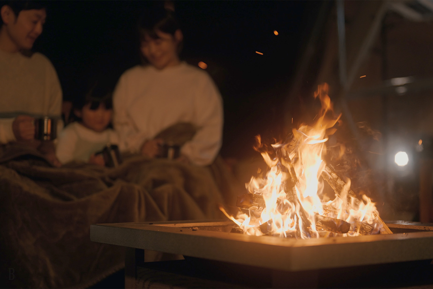 キャンプファイヤーの炎に癒やされる